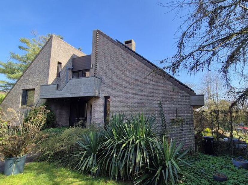 Schitterende en verbazend ruime VILLA gelegen te Maldegem met naastliggend perceel BOUWGROND (momenteel meegaand met de mooi aangelegde tuin), omvatte